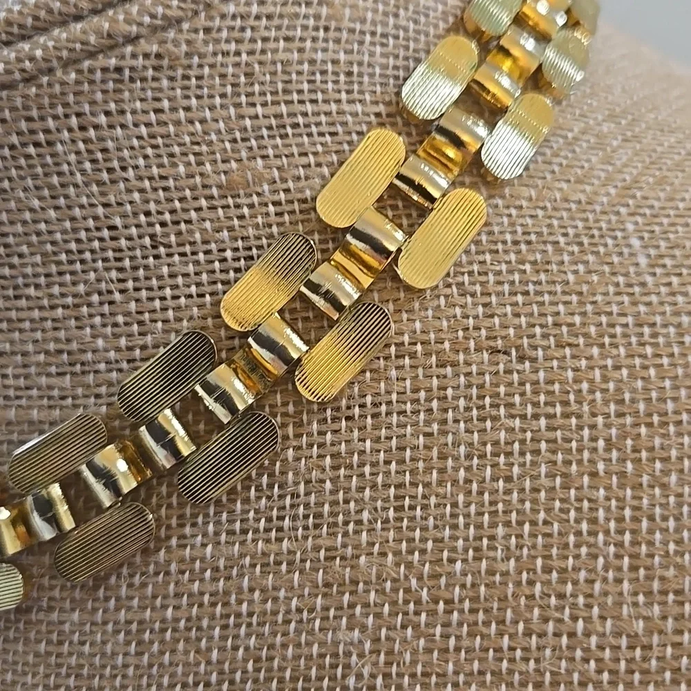 Vintage Unsigned Gold-tone Metallic Choker - Picture 7 of 10